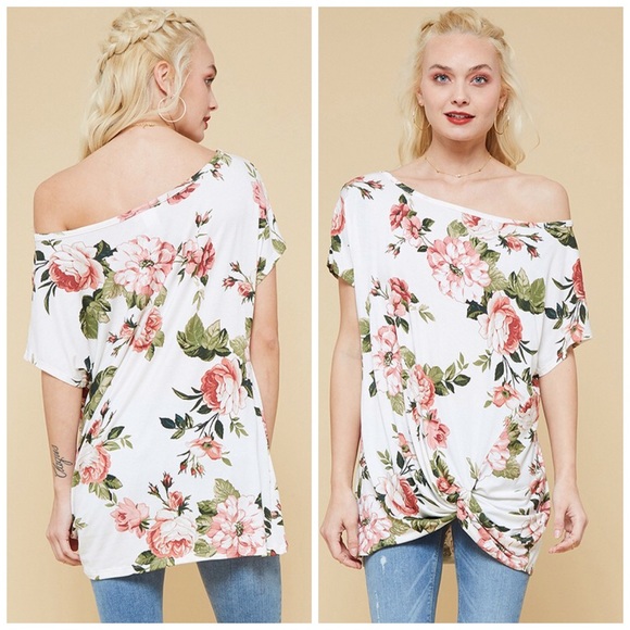 Tops - LAST 1!!  💐 Twist Front Relaxed Fit Floral Tunic!